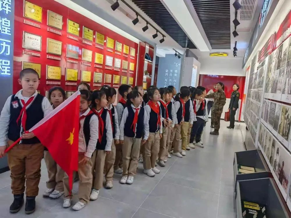 17参观纪念馆.jpg